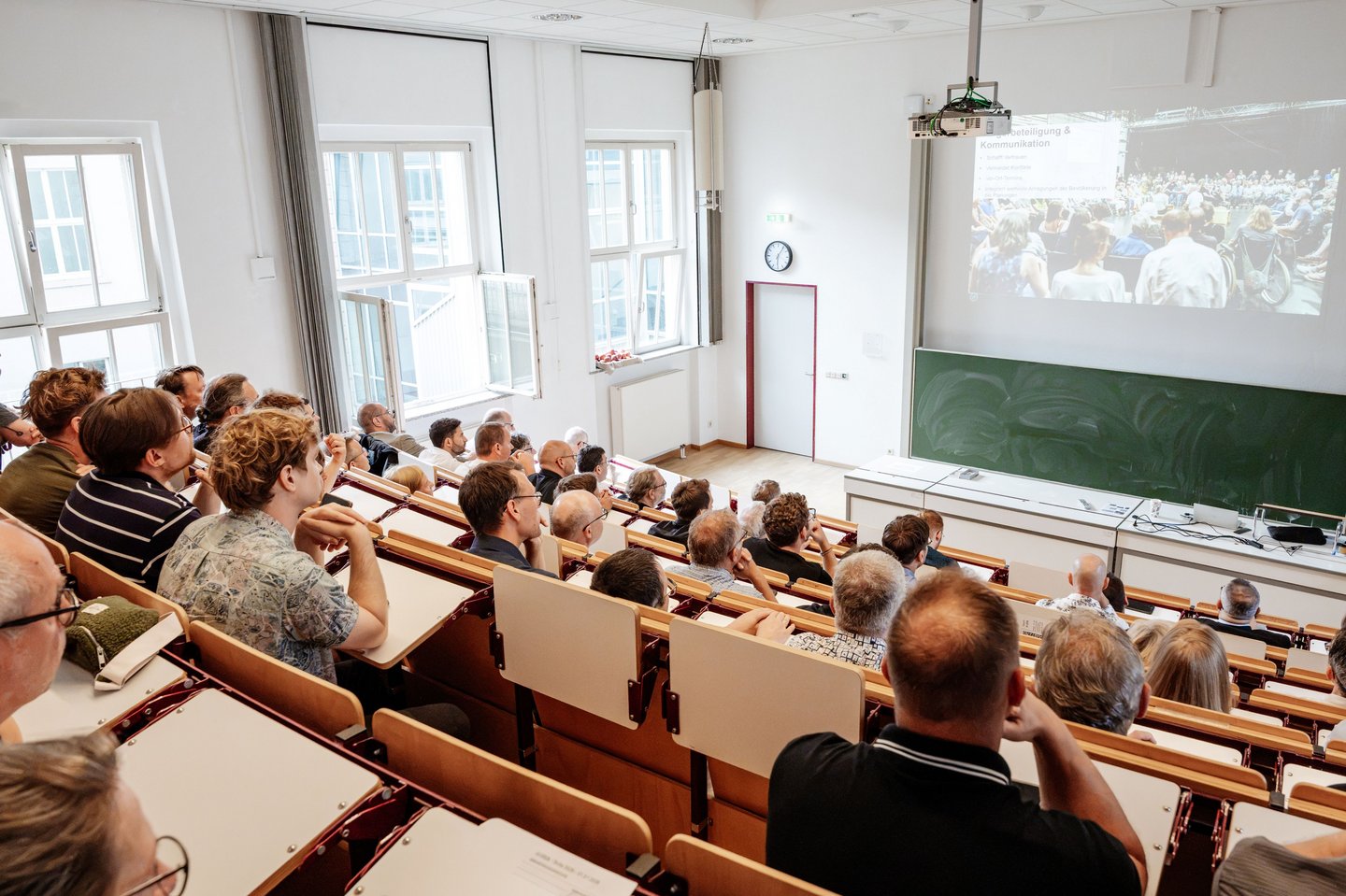Viele Menschen im Hörsaal