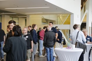 Menschen im Foyer des Nieper-Baus beim Netzwerken