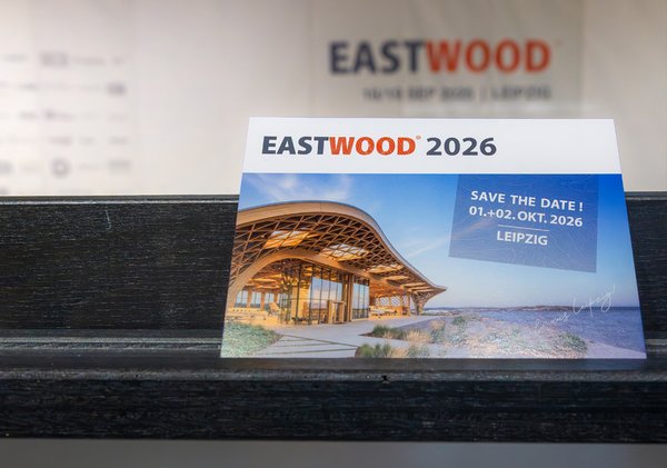 EASTWOOD 2026 eine Werbepostkarte steht im Hörsaal