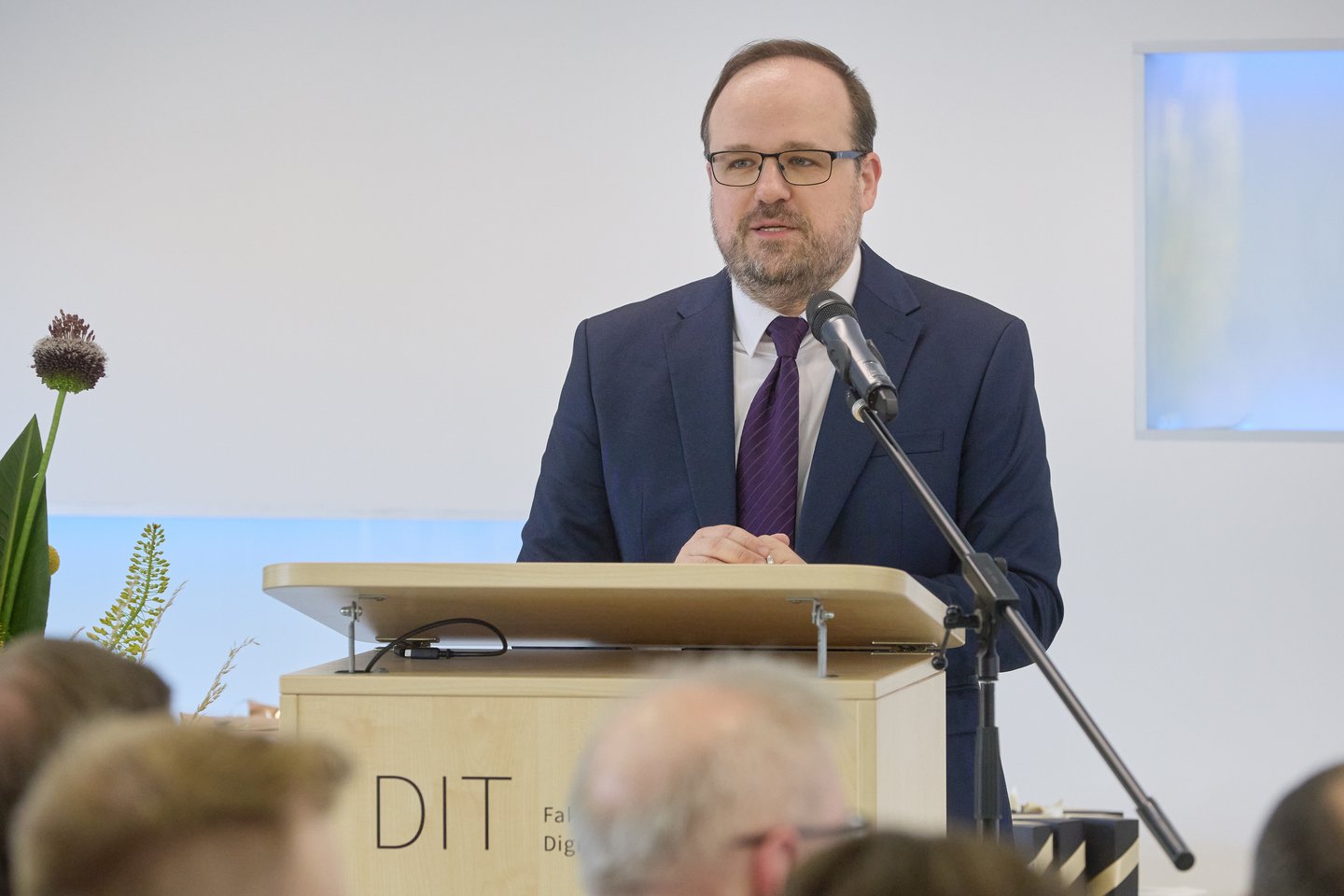 Dekan Prof. Oliver Crönertz begrüßt die Gäste