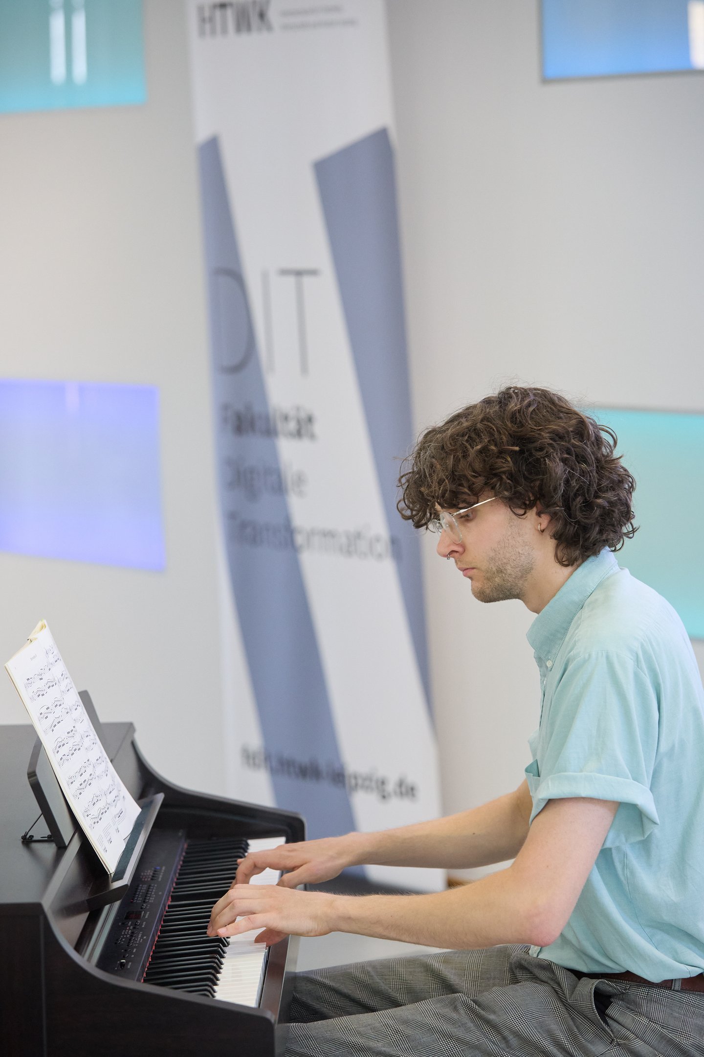 junger Mann am Klavier