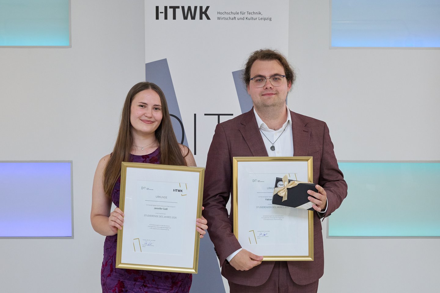 Zwei Studierende erhalten Auszeichnungsurkunden als Studierende des Jahres