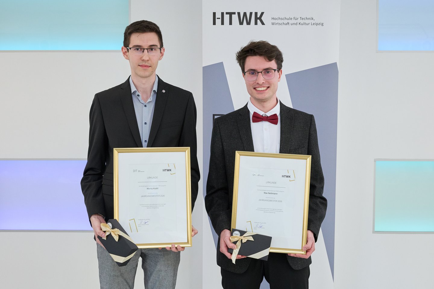 Zwei Studierende erhalten Auszeichnungsurkunden als Jahrgangsbeste