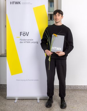 Mann vor Plakat