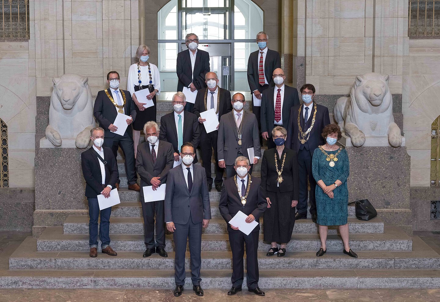Die Rektorinnen und Rektoren der sächsischen Hochschulen mit Staatsminister Gemkow zur Unterzeichnung am 4. Juni 2021. (Foto: Matthias Rietschel) Viele Personen stehen gestaffelt auf einer Freitreppe vor einem Gebäude