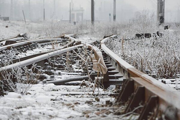 Frierende Weichen im Winter (Foto: Pixabay) Bahngleise und Weichen im Schnee.