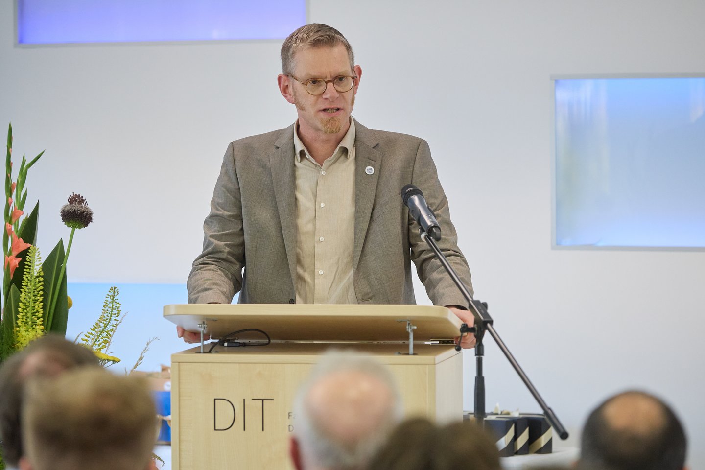 Dr. Christoph Hof von der Cyberagentur überbringt ein Grußwort aus der Praxis
