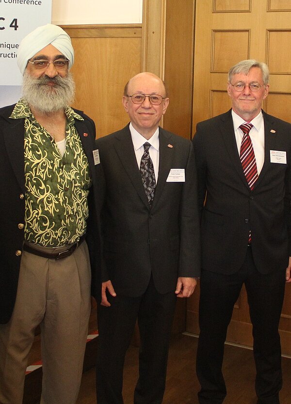 Organisatoren der Veranstaltung v.l.n.r.: Prof. Dr. Amarjit Singh und Dr. Frank Yazdani (beide ISEC Society), Prof. Dr.-Ing. Klaus Holschemacher (HTWK Leipzig)