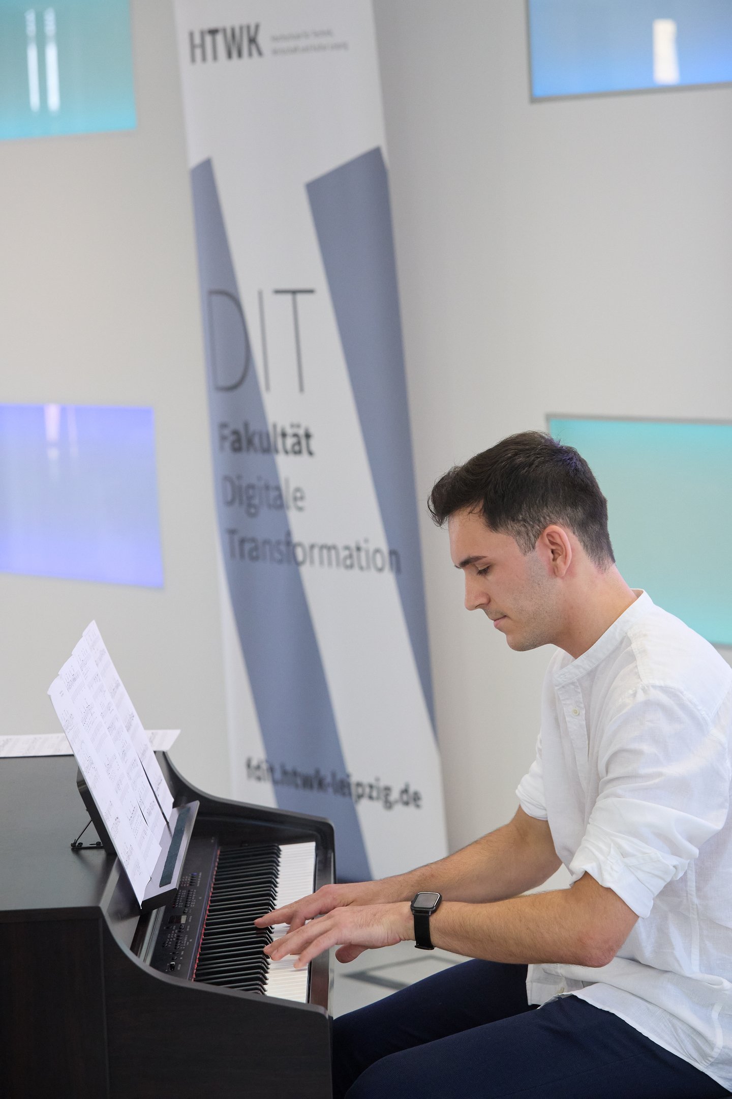 junger Mann am Klavier