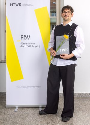 Mann vor Plakat