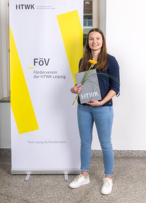 Frau vor Plakat
