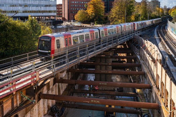 U5 Hochbahn Zug überbrückt eine Baustelle mit Gleisen