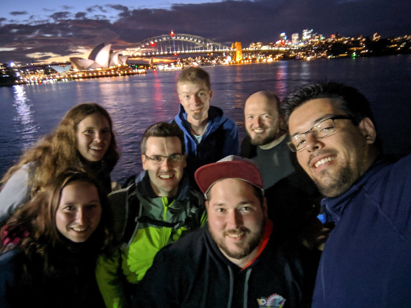 Das Nao-Team down under, vor der nächtlichen Skyline von Sydney. (Foto: Nao-Team HTWK) Das Nao-Team down under, vor der nächtlichen Skyline von Sydney. (Foto: Nao-Team HTWK)