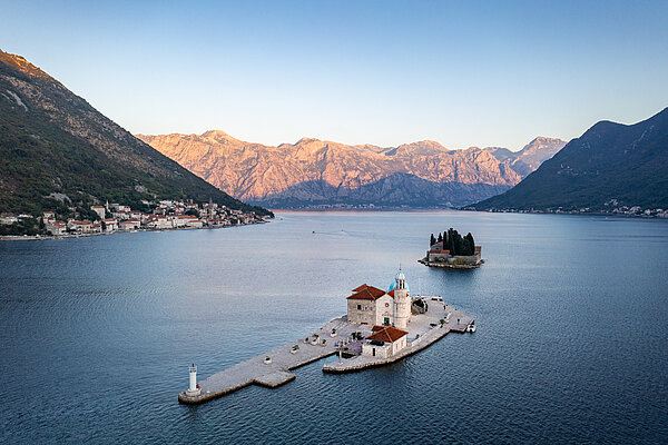 Kirche Gospa od Škrpjela Das Bild zeigt die Bucht von Kotor in Montenegro