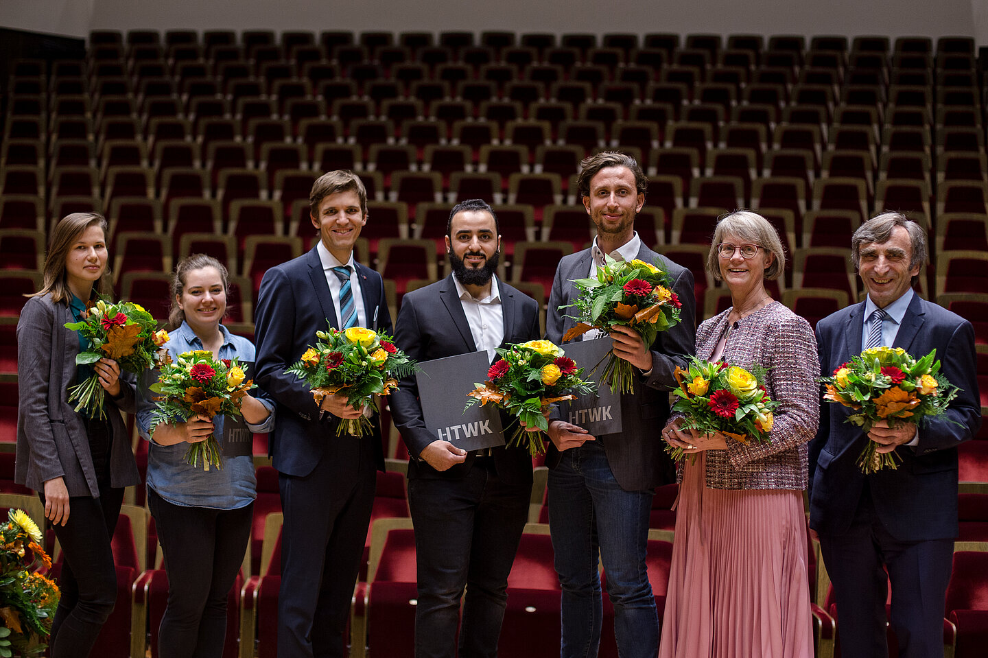 Die Preisträger und Preisträgerinnen der HTWK-Immafaier 2019 (v.l.): Marina Jostina, Wiebke Kestler, Christian Mahlburg, Ahmad Mahmod, Dr. Max Vollmering, Prof. Ulrike Herzau-Gerhardt, Prof. Klaus Hänßgen. Sieben Preisträger bzw. Preisträgerinnen bei der HTWK-Immafeier 2019.