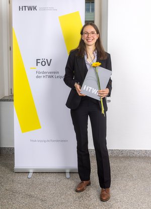 Frau vor Plakat