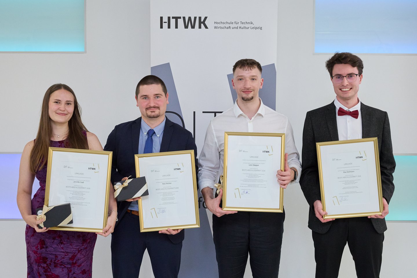 Studierende erhalten Auszeichnungsurkunden für die beste Abschlussarbeit