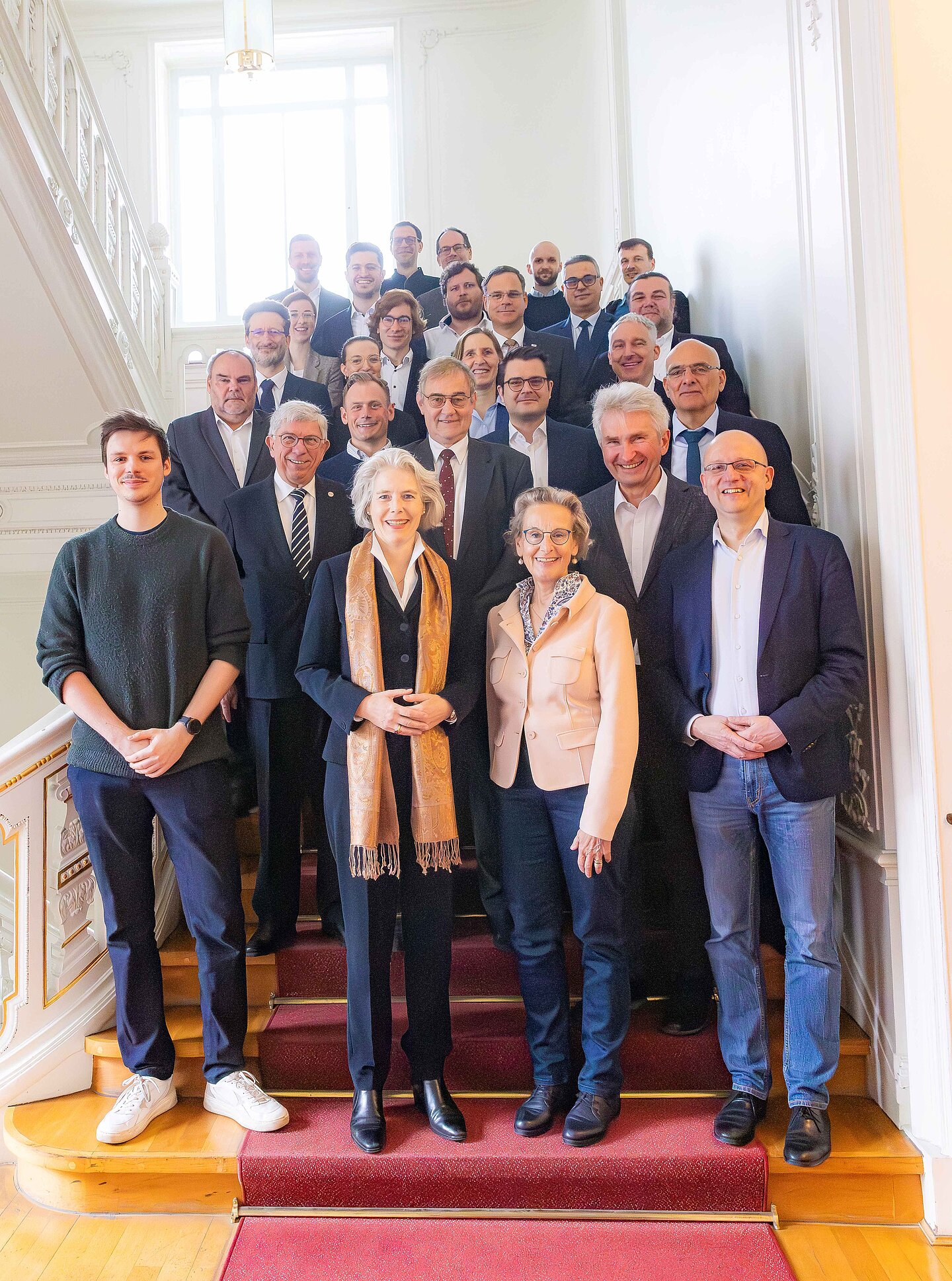 Vertreter und Vertreterinnen der acht sächsischen und zwei thüringischen Hochschulen kamen am 9. April 2025 an der Uni Leipzig zur Gründung der "Startup Campus Alliance" zusammen. (Foto: Swen Reichhold/Universität Leipzig) Menschengruppe steht auf Treppe