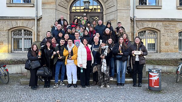 Gruppenfoto vor einem HTWK-Gebäudeeingang mit vielen jungen Menschen
