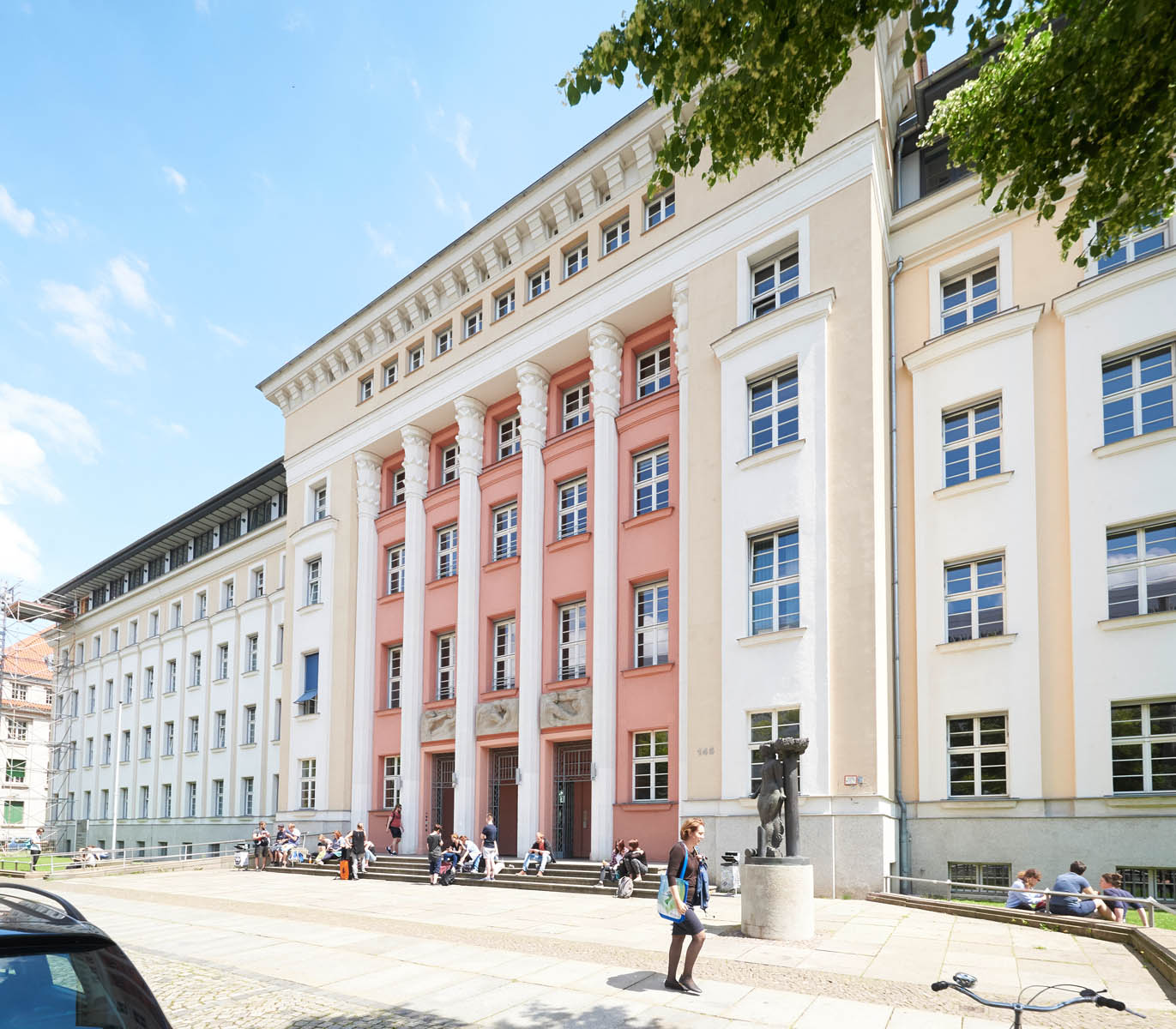 Hier zieht wieder nach der Sommerpause wieder richtig Leben ein: Campus der HTWK Leipzig (Lipsius-Bau). Foto: Stephan Floss Außenansicht Lipsius-Bau