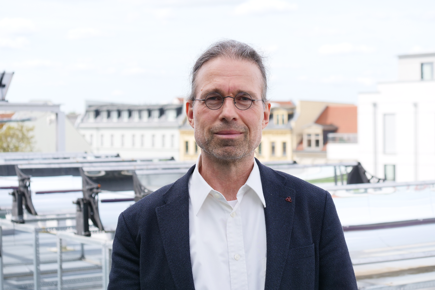 Portrait von Prof. Jung im Hintergrund Kraftwerkstechnologie Sonnenenergie