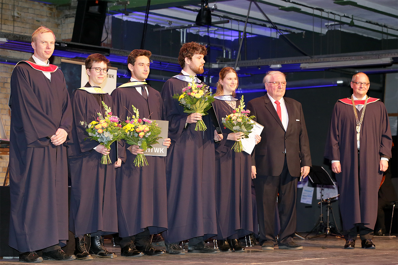 KARL-KOLLE-Preis: Graduierungsfeier 2023 Fakultät Ingenieurwissenschaften - Preisträger'innen und Dekan Prof. Stephan Schönfelder (ganz links), Prof. Winfried Pinninghoff Kuratoriumsvorsitzender KARL-KOLLE-Stiftung (2. von rechts), Prof. Mark Mietzner Rektor HTWK Leipzig (rechts) © Willi Schulze HTWK Leipzig